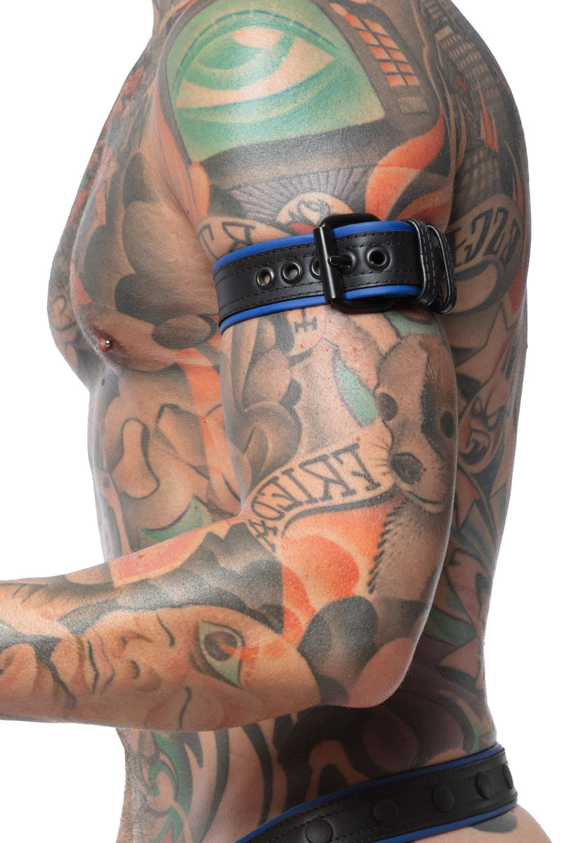 Zoomed shot of a male model from the side, dressed in a 1.5" wide COMBAT ARMBELT - Blue with a matte black buckle.