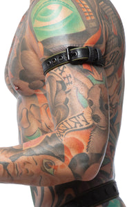 Side-facing close capture of a model in a COMBAT ARMBELT NARROW - Army Green with matte black buckle.