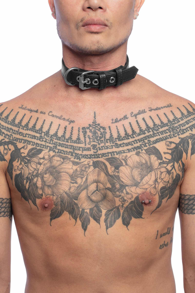 A male model in a 1" wide ARMY OF MEN CLASSIC COLLAR NARROW - Stainless Steel with stainless steel hardware, front view.