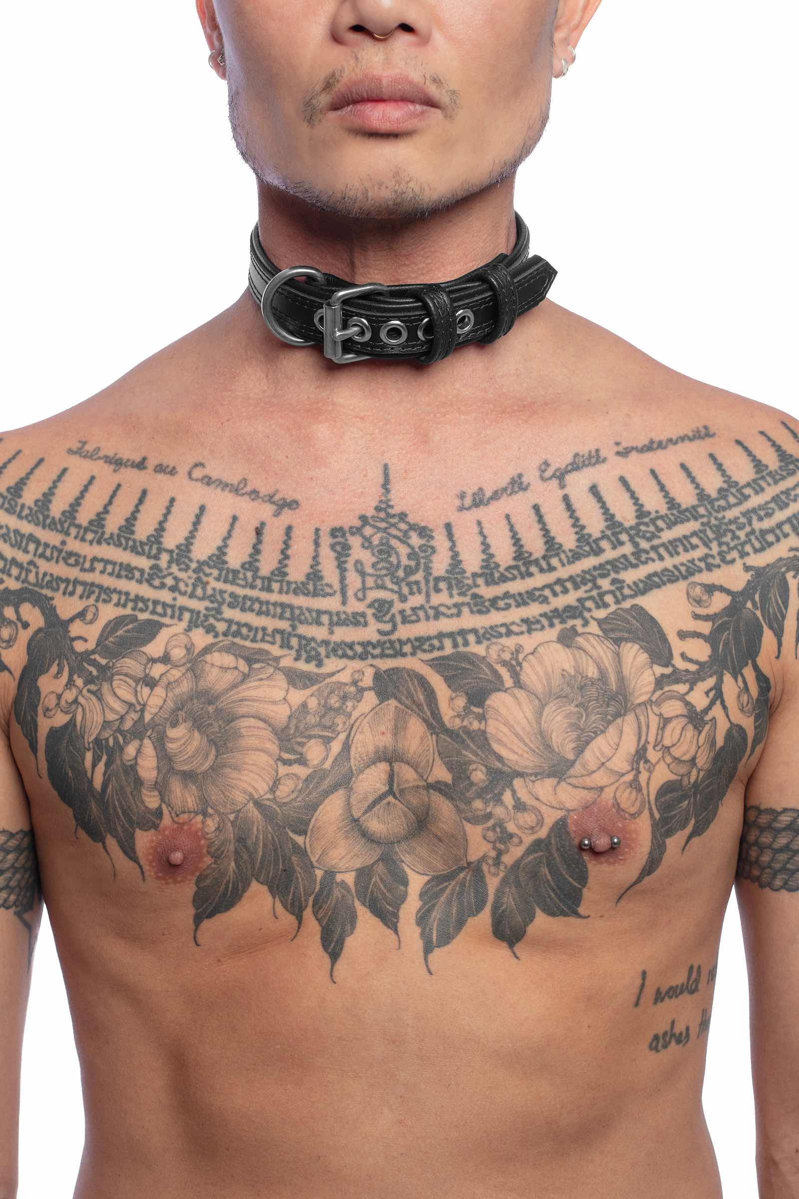 Asian male model wearing a 1" wide ARMY OF MEN COMBAT COLLAR NARROW with stainless steel hardware, front view.