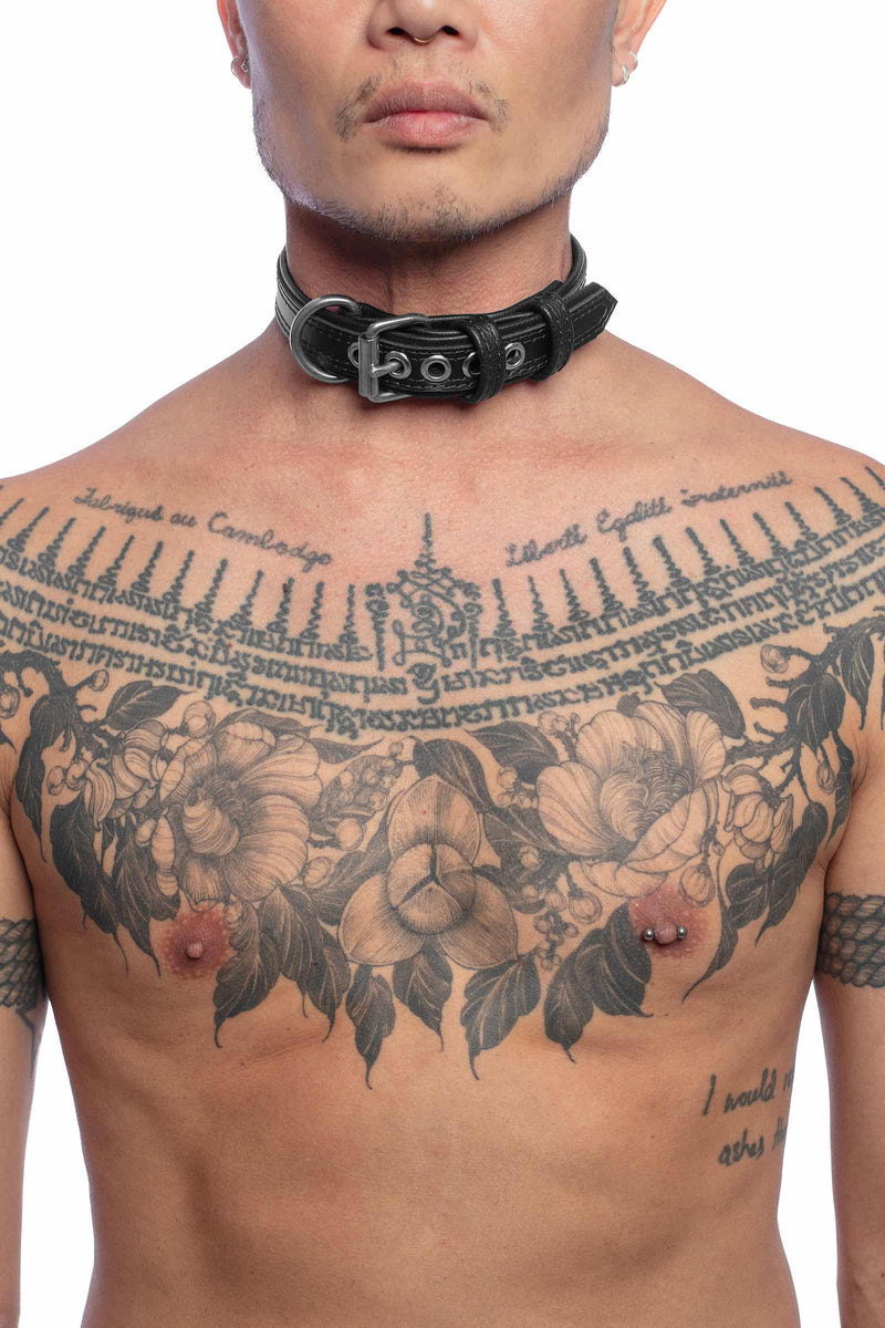 Asian male model wearing a 1" wide ARMY OF MEN COMBAT COLLAR NARROW with stainless steel hardware, front view.