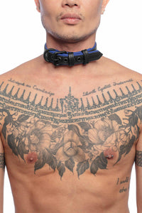 A 1" wide ARMY OF MEN COMBAT COLLAR NARROW - Blue with black rivets, buckle, and D-ring, worn by a male model, front view.