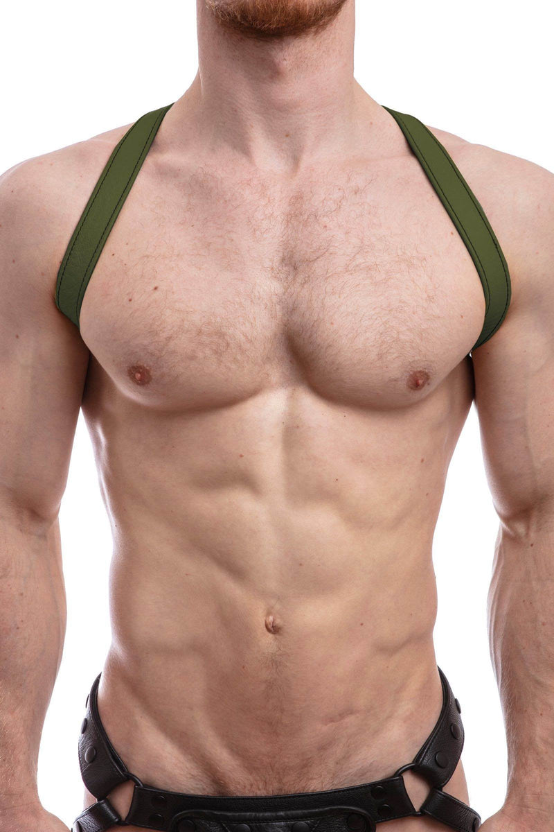 A chiselled model facing forward in a 1" wide ARMY OF MEN SHOULDER HARNESS - Army Green with matte black hardware.