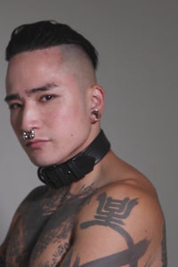 Model wearing a 1.5" black leather combat pup collar with matt black hardware
